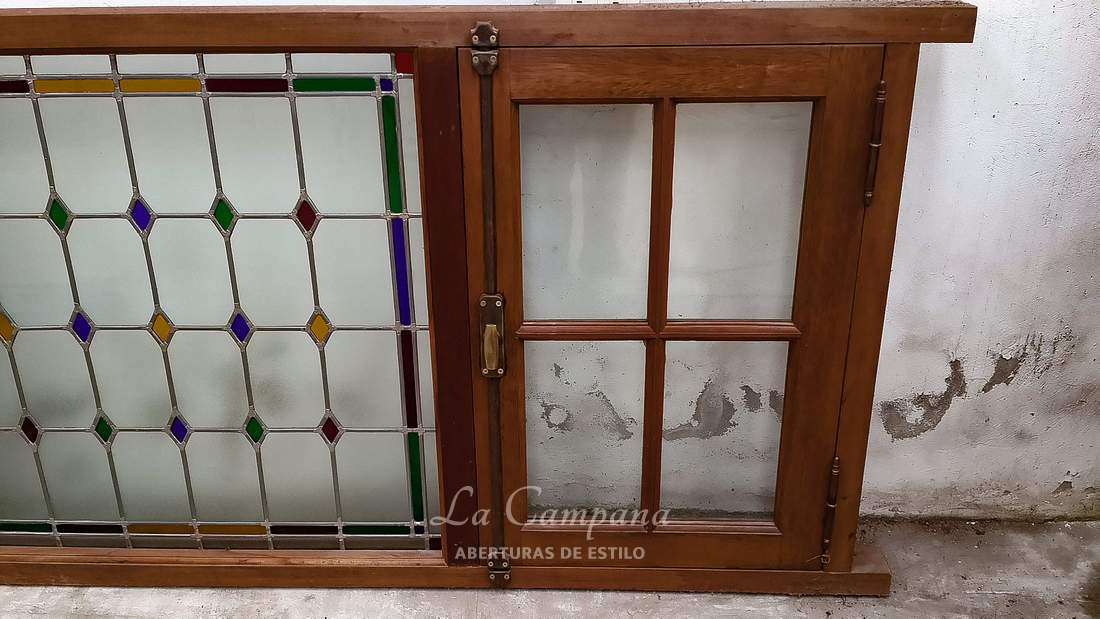 Ventana en cedro con vitraux